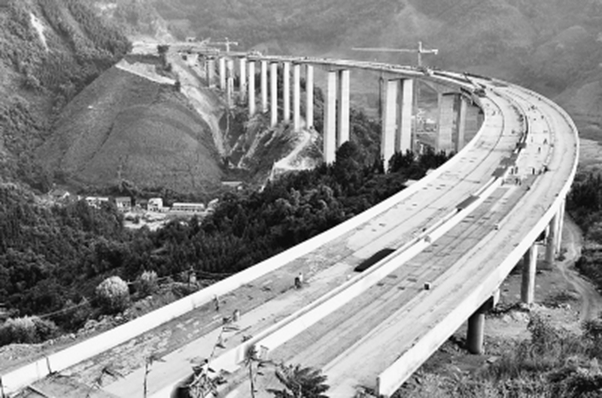 　　俯瞰建設中的拉會高架大橋，“C”字形蔚為壯觀。.jpg